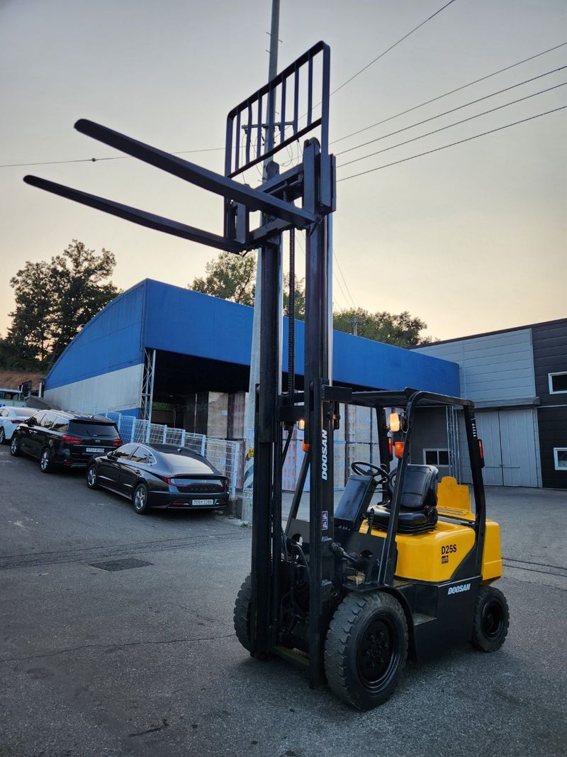 한효진님의 장터 판매 상품 [두산 노랭이 2.5톤 중고지게차 (싸이드쉬프트)] 첨부 사진