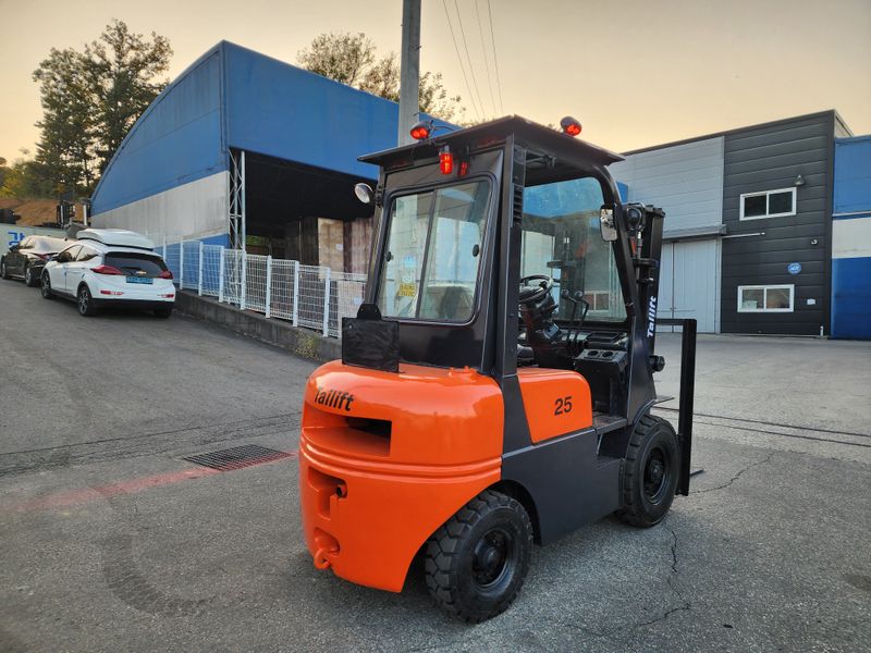 한효진님의 장터 판매 상품 [14년식 2.5톤 디젤 중고지게차 (새타이어)] 첨부 사진