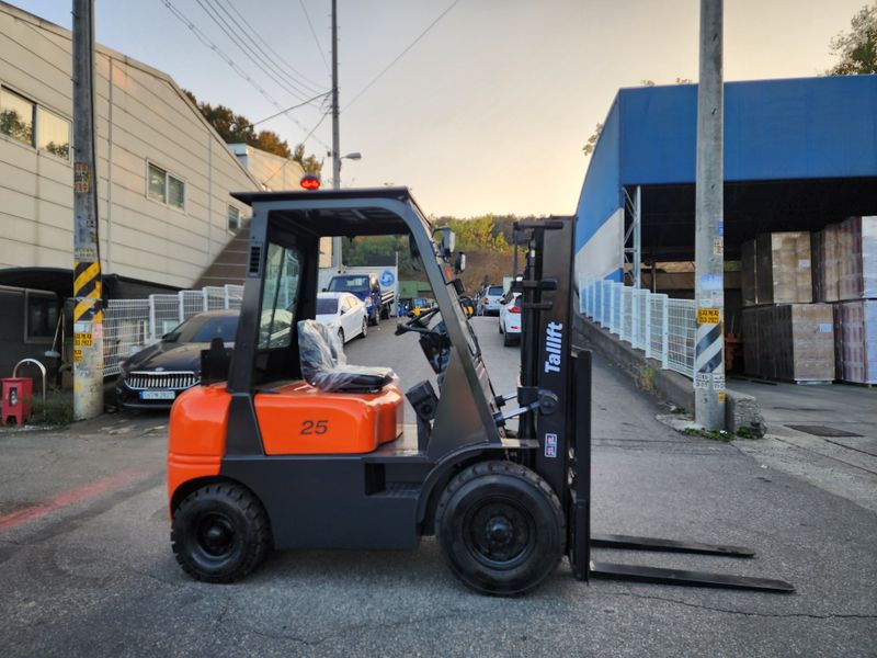 한효진님의 장터 판매 상품 [14년식 2.5톤 디젤 중고지게차 (새타이어)] 첨부 사진