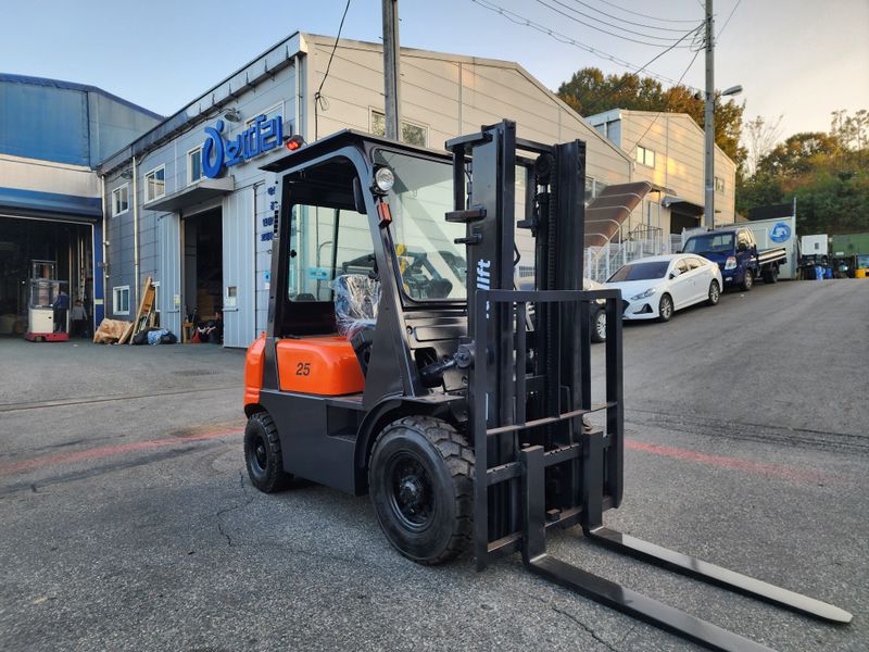 한효진님의 장터 판매 상품 [14년식 2.5톤 디젤 중고지게차 (새타이어)] 첨부 사진