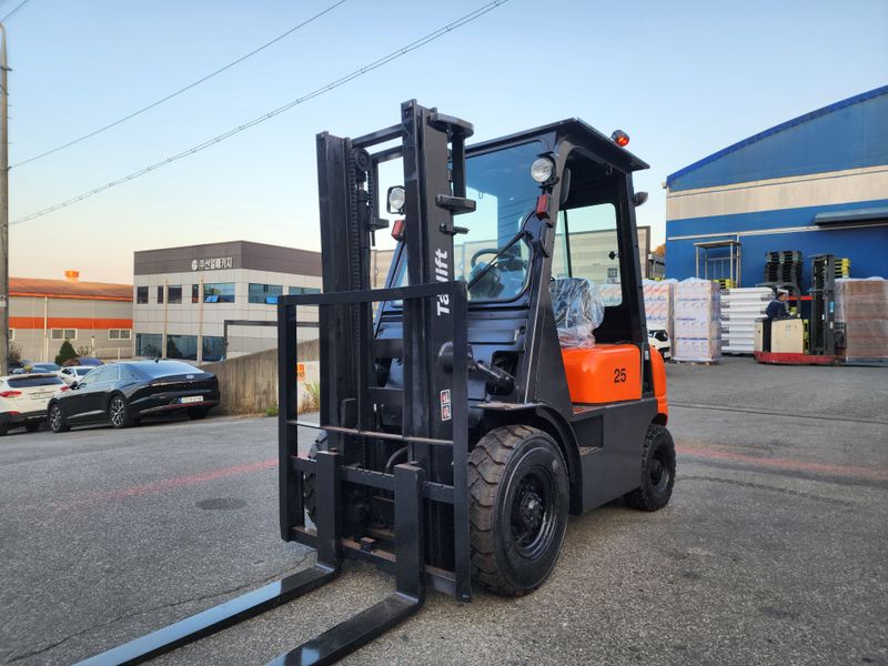 한효진님의 장터 판매 상품 [14년식 2.5톤 디젤 중고지게차 (새타이어)] 첨부 사진