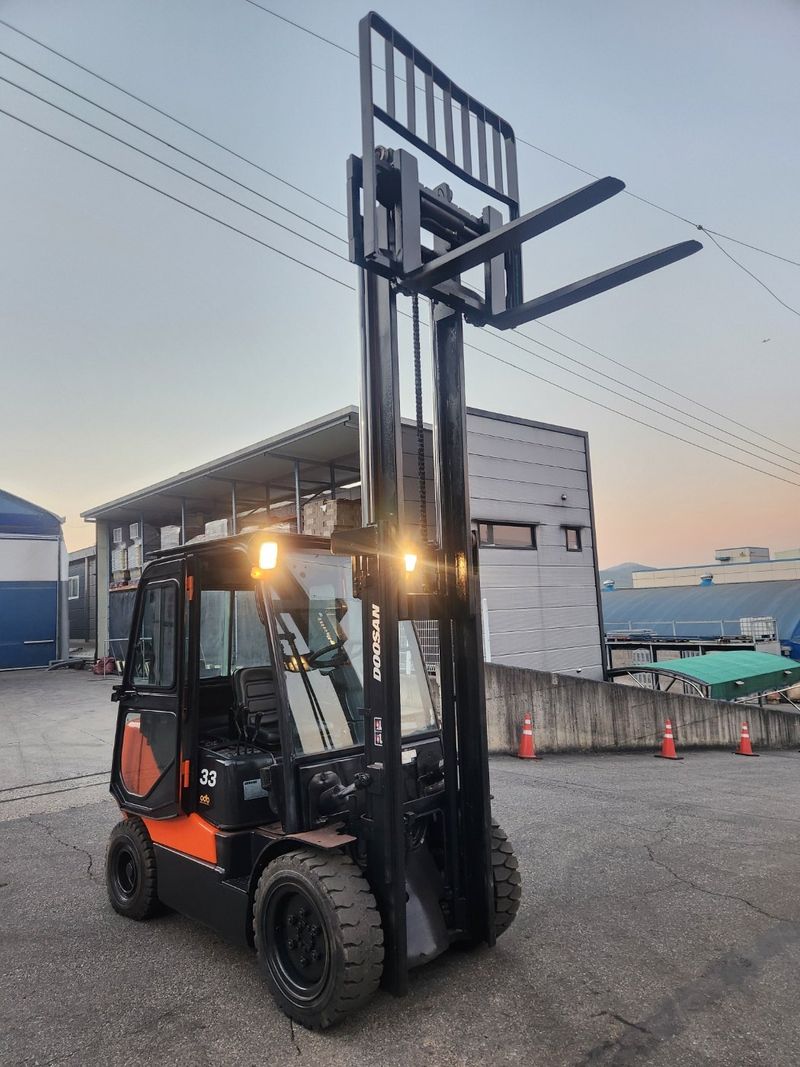 한효진님의 장터 판매 상품 [두산 3.3톤 디젤 중고지게차 (싸이드쉬프트)] 첨부 사진