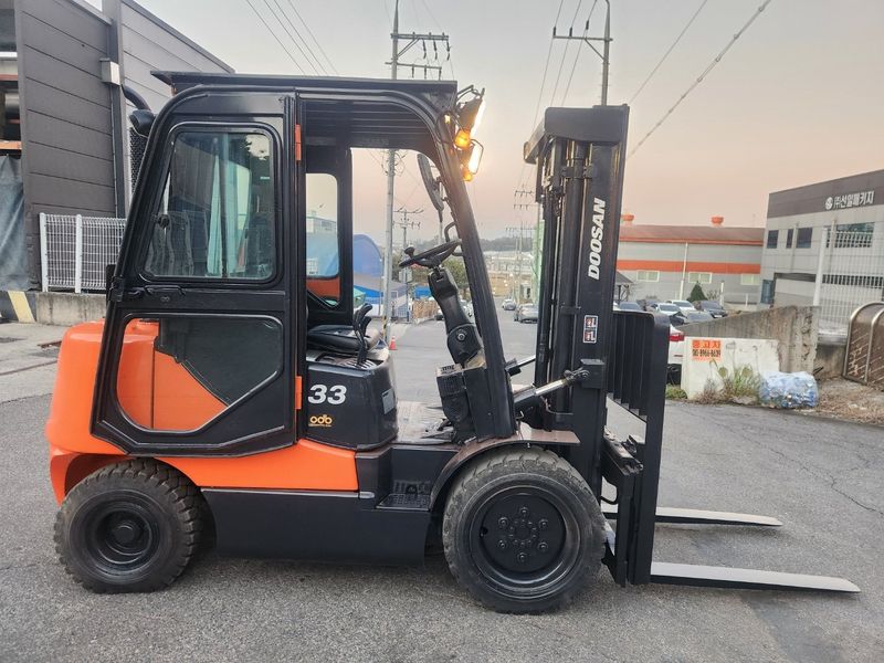 한효진님의 장터 판매 상품 [두산 3.3톤 디젤 중고지게차 (싸이드쉬프트)] 첨부 사진