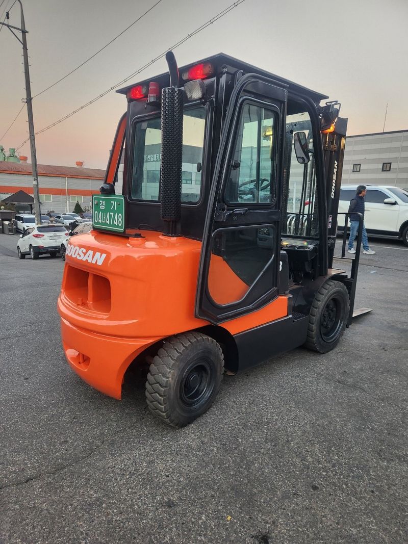 한효진님의 장터 판매 상품 [두산 3.3톤 디젤 중고지게차 (싸이드쉬프트)] 첨부 사진