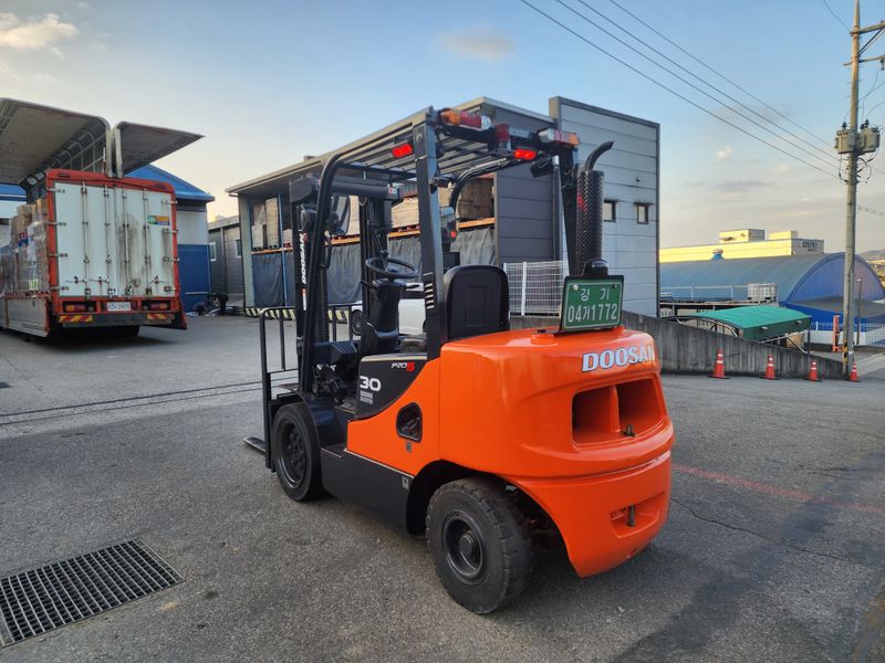 한효진님의 장터 판매 상품 [두산 3톤 디젤 중고지게차 (싸이드쉬프트)] 첨부 사진