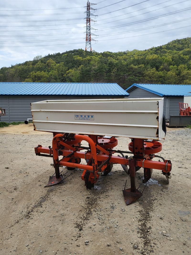 박현수님의 장터 판매 상품 [트렉터용 감자파종기 판매합니다 ] 첨부 사진