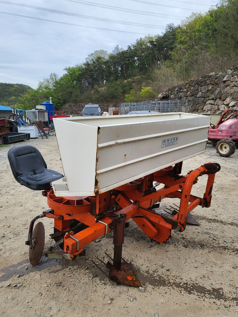 박현수님의 장터 판매 상품 [트렉터용 감자파종기 판매합니다 ] 첨부 사진