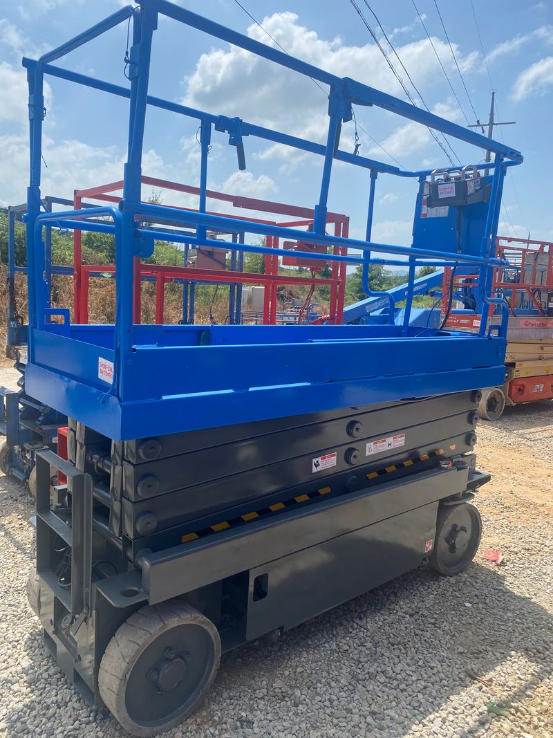 제우스렌탈 정용민님의 장터 판매 상품 [부드러운 주행감을 가지고 있는 고소작업대 SV08CNL] 첨부 사진