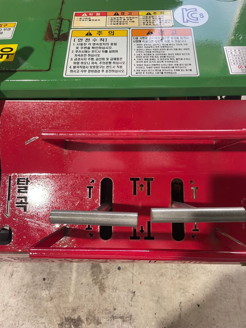 백상현님의 장터 판매 상품 [대륙 자주형 궤도 탈곡기(((판매완료)))] 첨부 사진